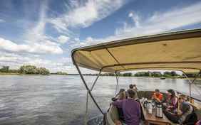 Fahrt mit dem "Sofa-Floß"